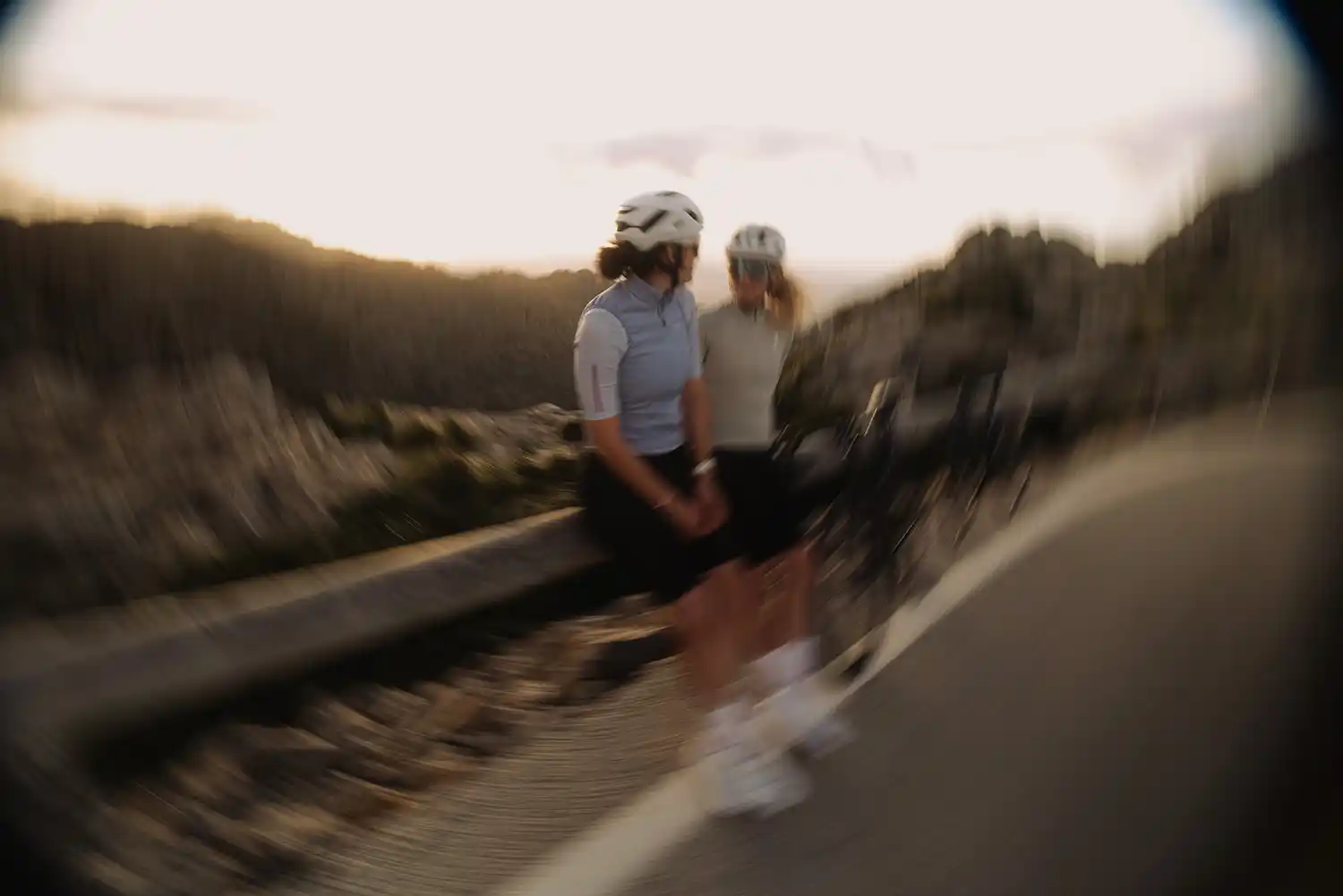 Zwei Rennradfahrerinnen bei der Pause am Cap Fermentor