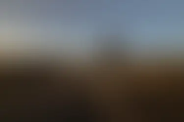 Gravelbiker auf einer staubigen Schotterstraße auf Fuerteventura