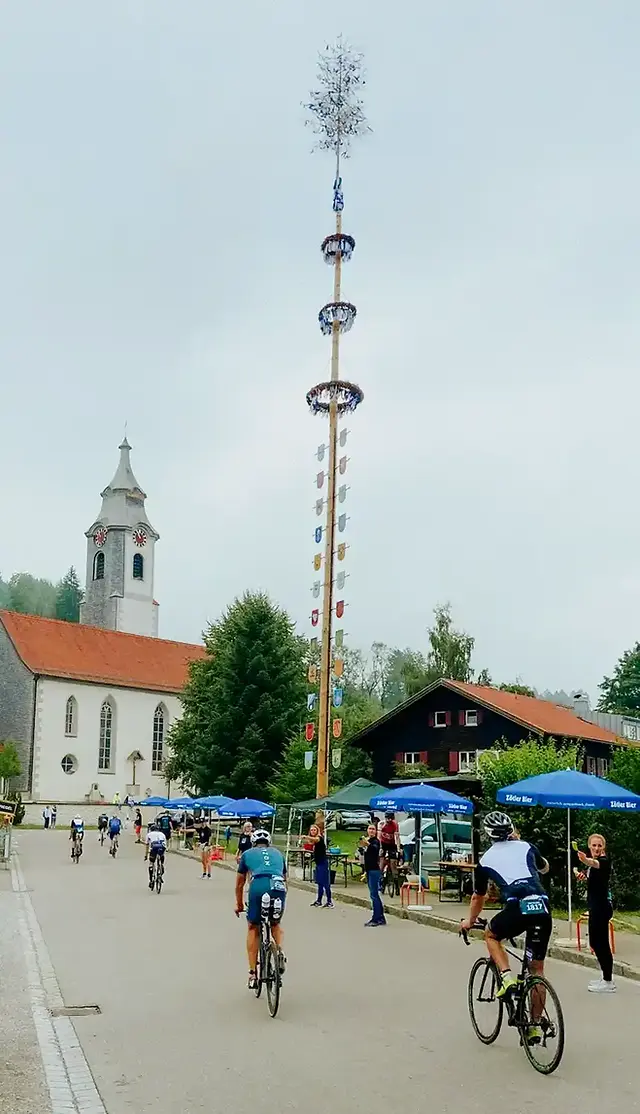 Verpflegungsstation in Niedersonthofen im Allgäu neben Kirche und Maibaum