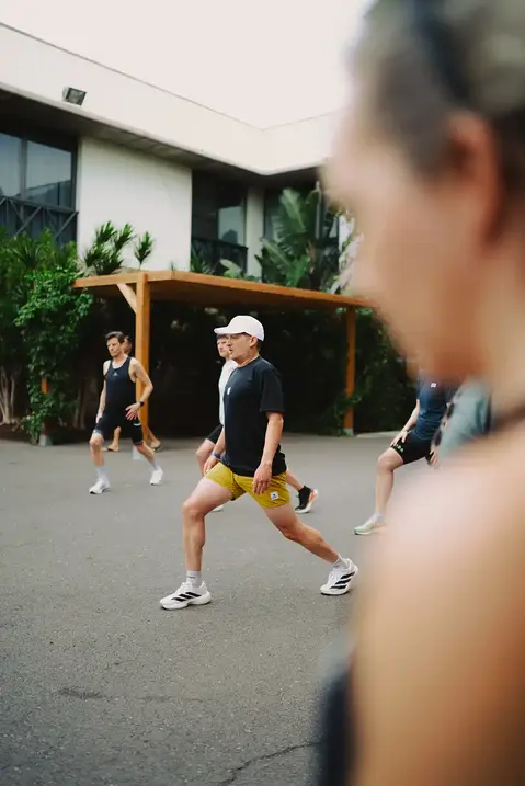 Stretching-Einheit im Freien beim 808 Running Camp