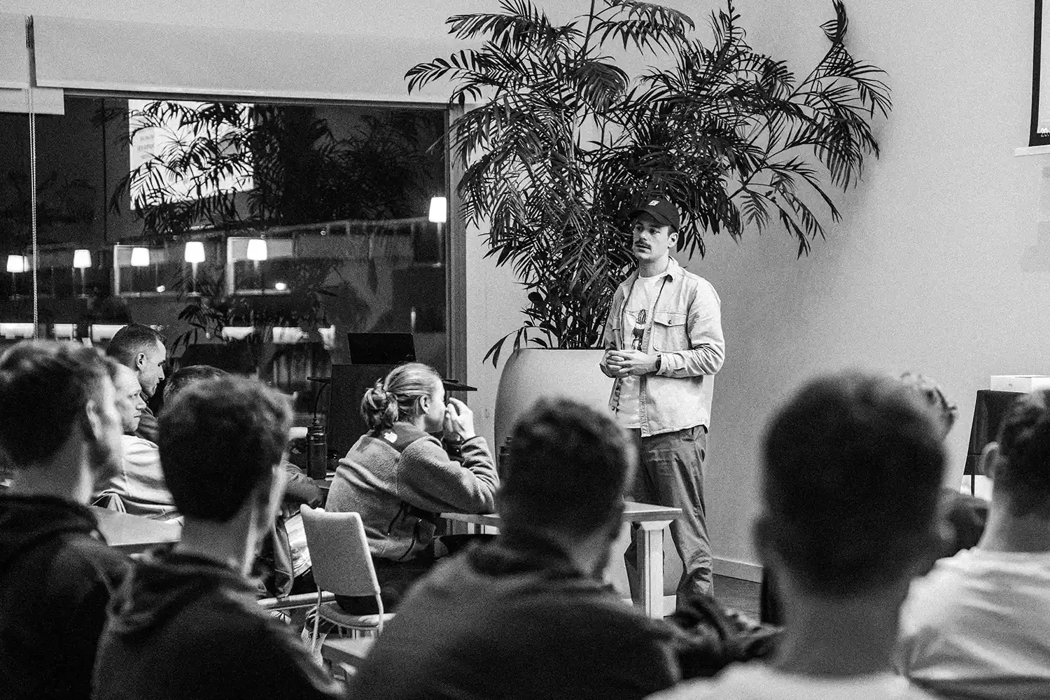 Referent Lukas Löer im 808 Scyence Trainingcamp hält einen Vortrag, die Zuhörer sitzen in einem hellen Konferenzraum.