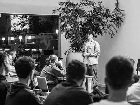 Lukas Löer beim Vortrag im Rennrad Trainingscamp