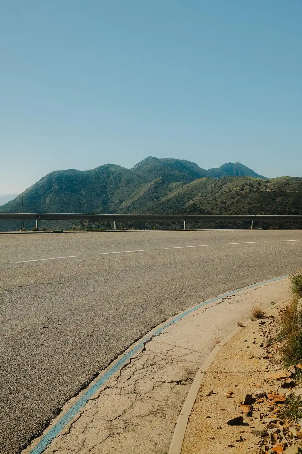 Leere Straßen zum Rennradfahren in Girona