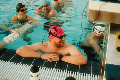 Schwimmer mit Badekappe und Schwimmbrille beim Training im Pool beim Swim Camp mit Hanens Hawaii Tours
