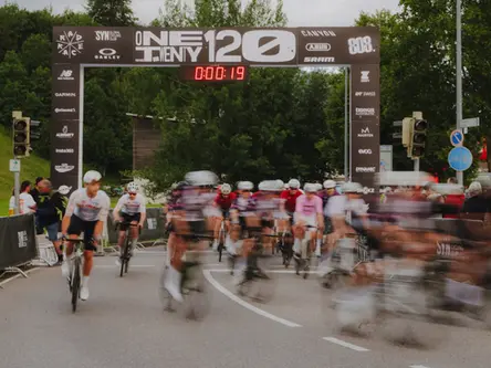 Radfahrer beim Start vom Jedermann-Rennen RAD RACE ONE TWENTY 2026 in Sonthofen im Allgäu