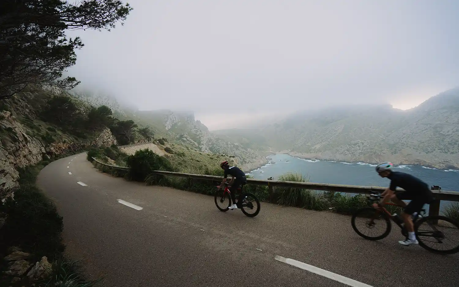 Rennradfahren mit Blick auf eine schöne Bucht auf Mallorca