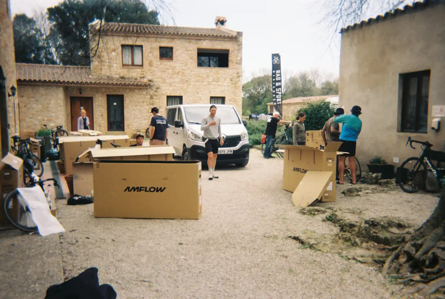 Ankunft in der Unterkunft mit Aufbau der Rennräder