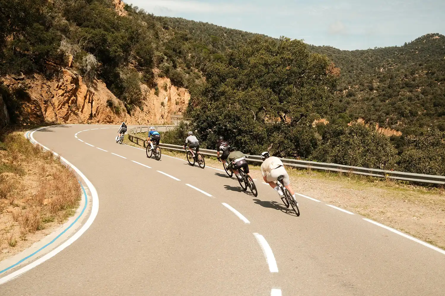 Rennradgruppe in der Abfahrt im Radurlaub in Girona
