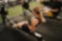 Nahaufnahme einer Frau beim Training an einem Rudergerät in einem Fitnessstudio