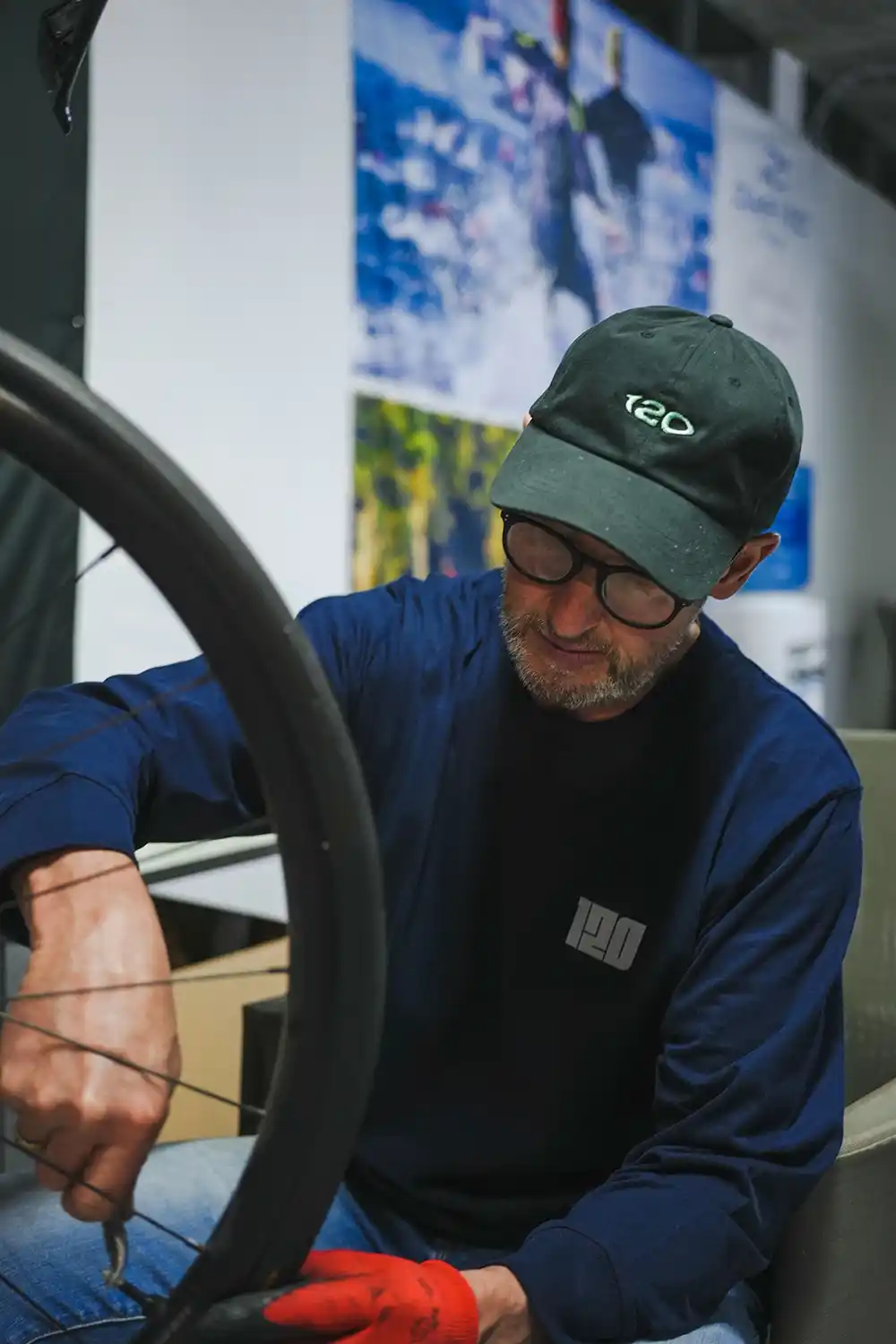 Radmechaniker im 808 Scyence Trainingscamp auf Mallorca repariert in einer Werkstatt ein Rennrad.