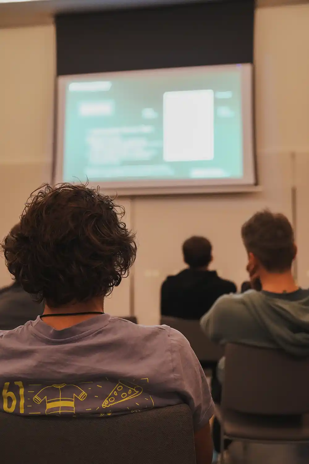 Teilnehmer des 808 Scyence Trainingcamps beim abendlichen Workshop.