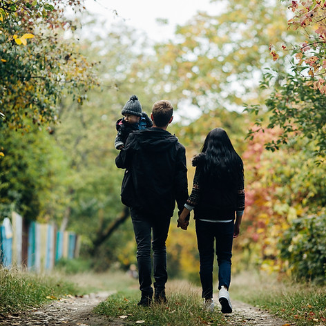 young-family-and-newborn-son-in-autumn-p