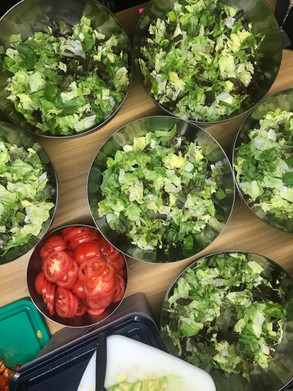 Vorbereiten der Salat Schüsseln
