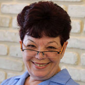שרית עם משקפיים