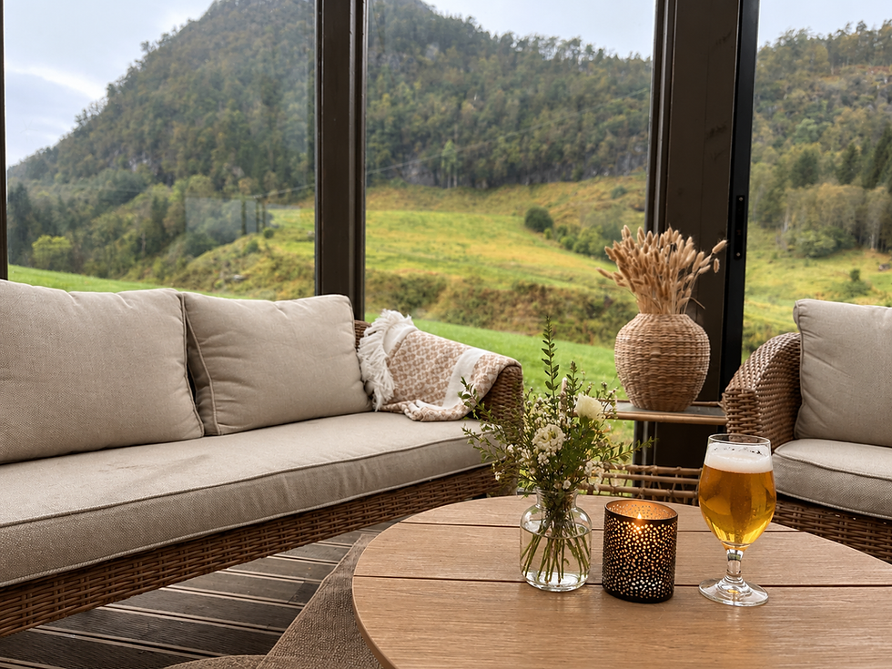 Loungen ved Floren Mat & Kultur med store vinduer mot naturen