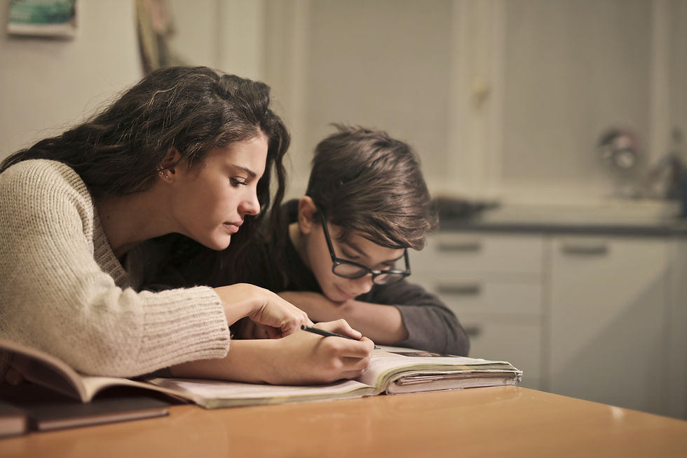 Konzentrierte Schüler, die Zuhause Hausaufgaben machen - PISA-Studie 2022 (CC)