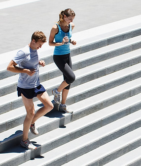 Paar läuft Treppe herunter