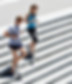 Paar läuft Treppe herunter