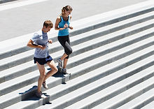 Paar läuft Treppe herunter