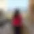 Femme de dos en pull rose consultant sa numérologie sur mobile.