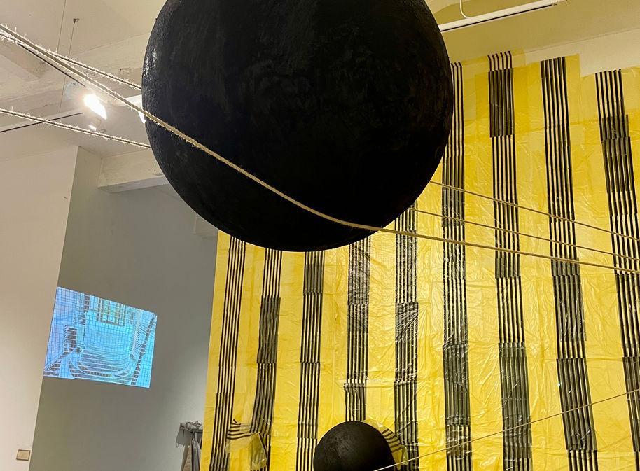 Sonder Ground’s use of three materials was ignited by my mother gifting me a roll of stripy plastic bags used for clinical waste. She thought I would like the printed lines. I was drawn to their static electricity. A couple of days later she had a major stroke. In my studio I had been using the shrub, Broom, whose Gaelic Ogham name Ngetal, denotes the plant’s healing properties and magical powers. Both materials are used as tools for cleaning and contain sulphur. Whilst sulphur is a mineral essential for life, it is also noxious. Its misuse can have negative consequences on our bodies. I am using mustard powder as an alternative, to remind us of the need to care for our planet.