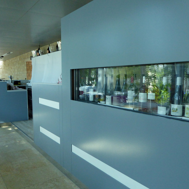 Peinture moderne et épurée pour vous accueillir au restaurant Le Schéiss, Luxembourg