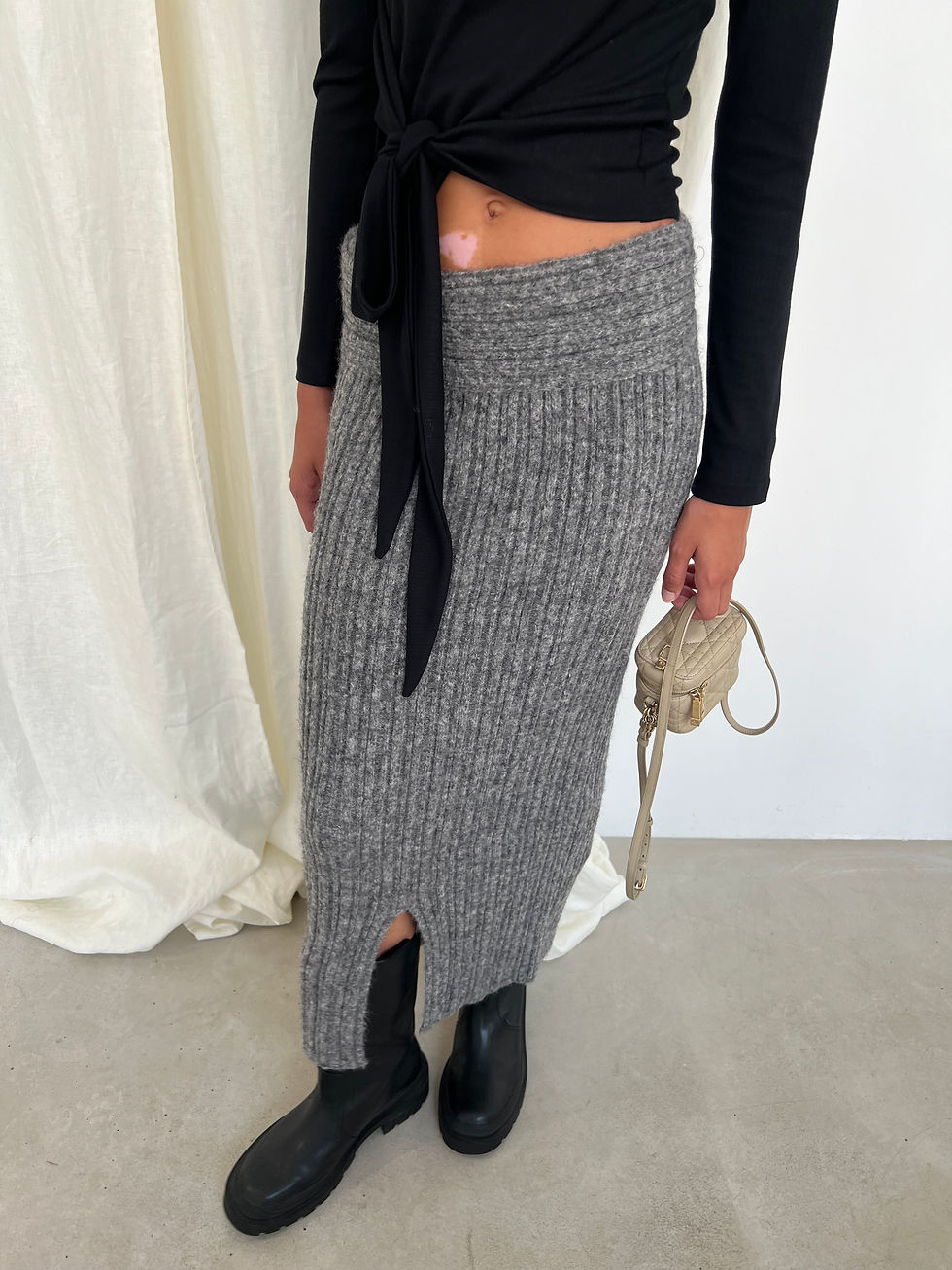 Thumbnail: Snug Midi Skirt (2colors)
