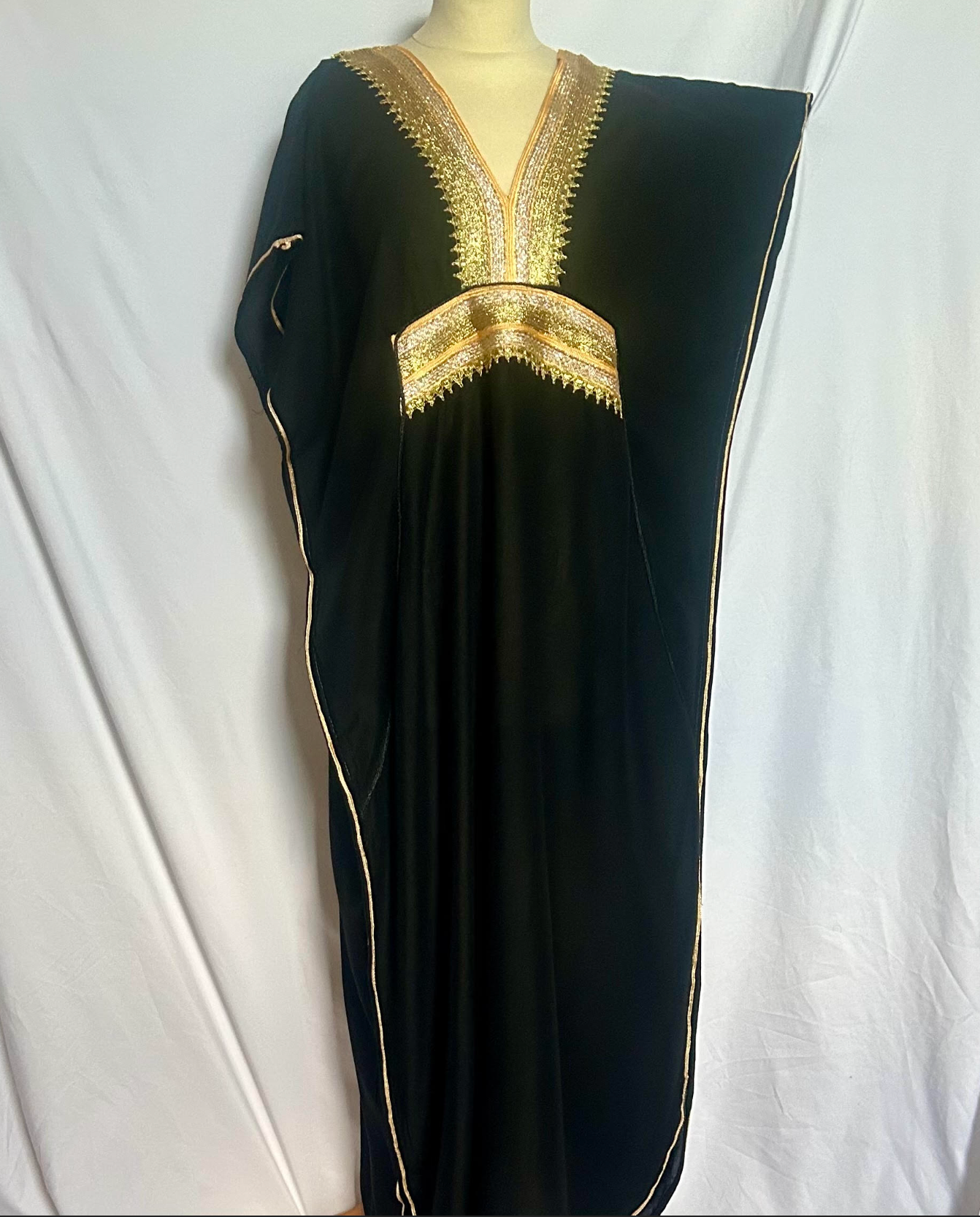 Traditional, wide-sleeved galabeya - black