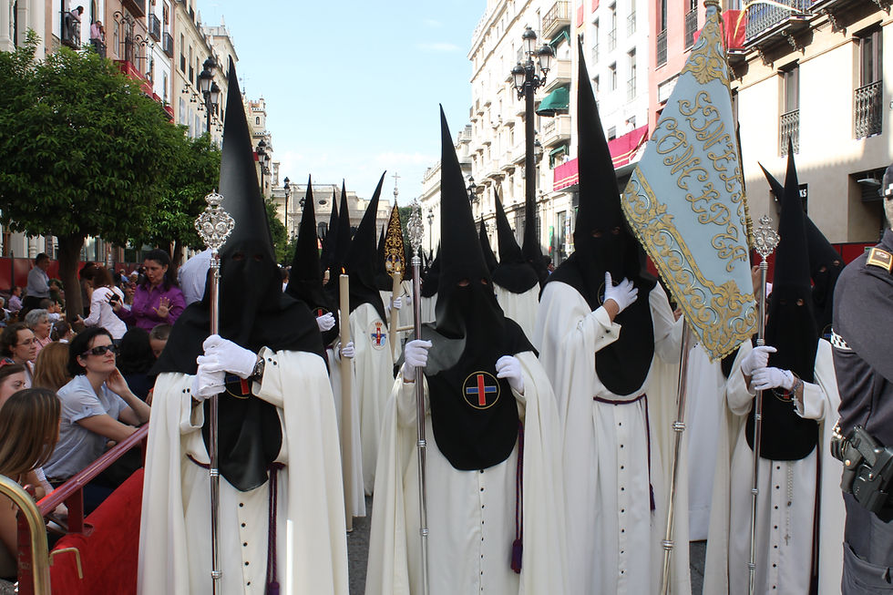 La foule assiste aux processions de la Semaine sainte