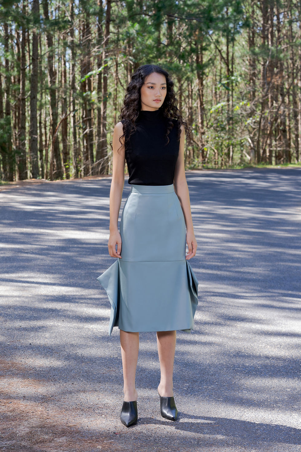 FW18: TOP(A6): 850.000 VND SKIRT(V3): 1.350.000 VND