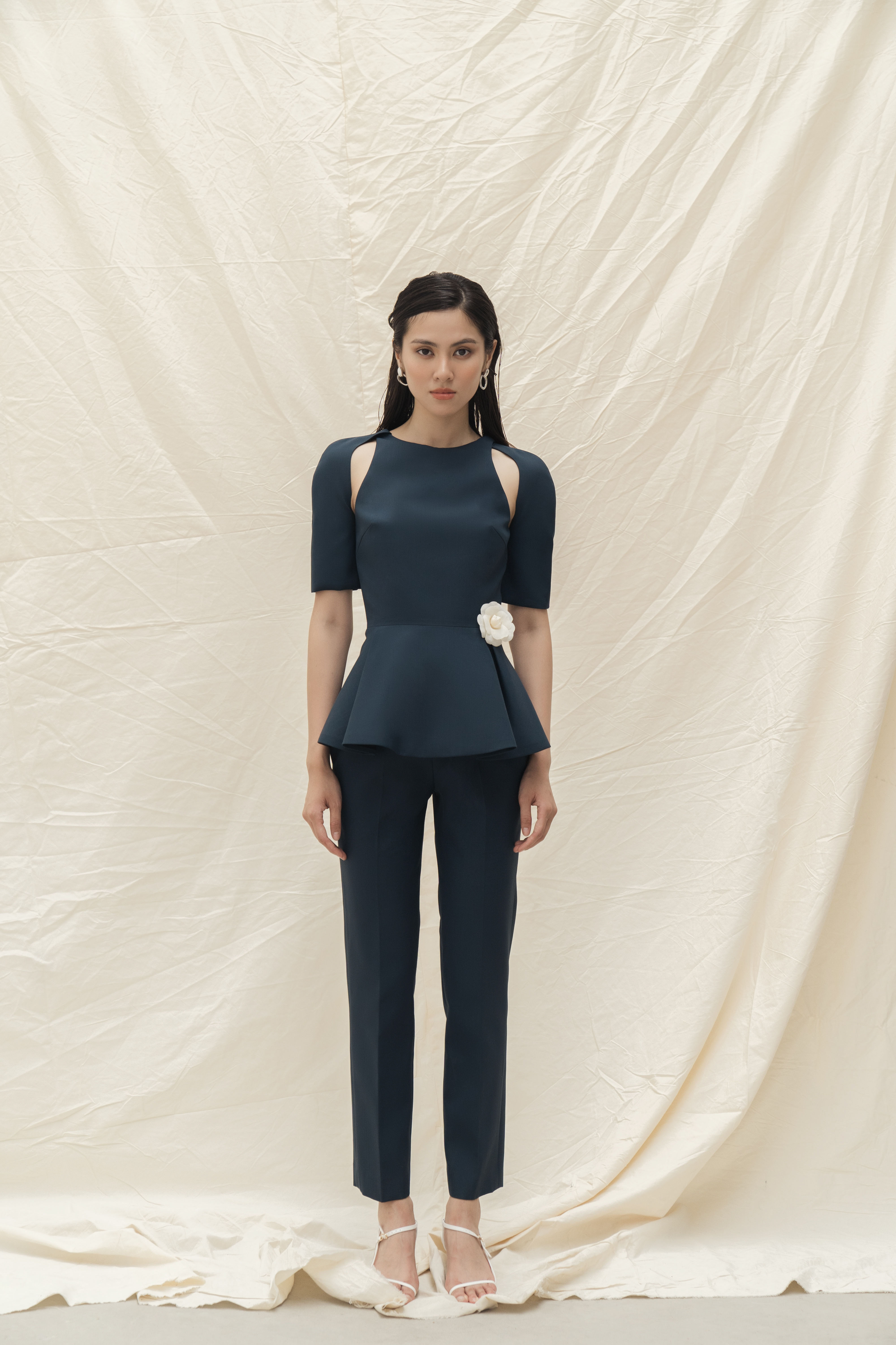 SS19: TOP(A6): 1.350.000 VND PANTS(Q3): 1.250.000 VND