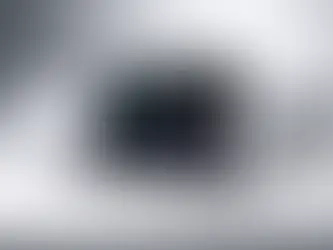 Monitor multiparámetro sobre mesa clínica limpia, acompañado de un catéter intravenoso en empaque estéril y una prótesis ortopédica metálica. La imagen representa el contraste regulatorio entre dispositivo médico activo, invasivo e implantable según el Decreto 4725.