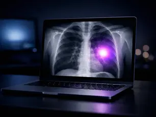 Software como dispositivo médico: radiografía en portátil con foco púrpura, ilustrando evidencia, riesgo y clasificación SaMD en INVIMA.
