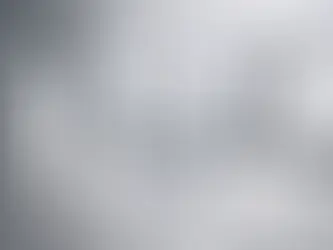 Spray nasal en envase blanco sobre mesa clínica, acompañado de empaque neutro, documento técnico abierto y checklist de validación. La imagen representa la verificación de finalidad prevista y encuadre regulatorio inicial para determinar si un producto se considera dispositivo médico.