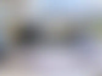 Monitor de signos vitales con etiqueta amarilla de cuarentena, carpeta morada de reportes y tableta en una oficina de ingeniería clínica, con los cerros de Bogotá al fondo.