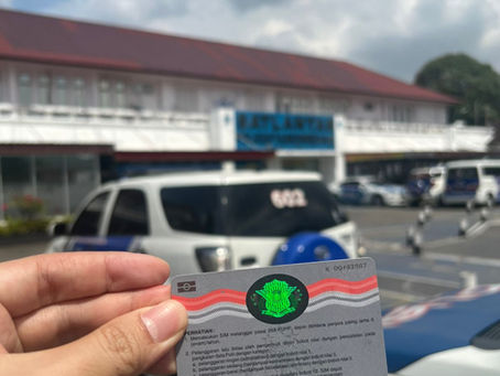 Penulis menunjukkan bagian belakang surat izin mengemudi