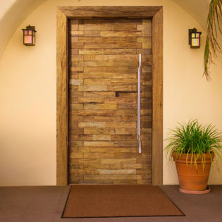 porta de entrada de madeira, porta de madeira, porta de sala, porta demolição, porta pivotante madeira, porta pivoltante, porta de giro, fachada de casa, puxador de porta, porta rústica, porta moderna de madeira, porta elegante de madeira, construção moderna, porta de madeira completa, guarnição de porta de madeira, batente de porta, kit de porta completo, fechadura digital, fechadura para porta de madeira, porta de madeira sob medida, dobradiças para porta, puxador para porta de madeira, grade para porta de madeira, porta trabalhada de madeira, porta simples de madeira, kit porta pronta de madeira, porta frisada de madeira, porta desenhada de madeira, porta pintada de madeira.