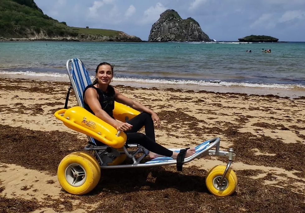 A Praia do Sueste conta com uma cadeira de apoio para banho — Foto: Ana Clara Marinho/TV Globo
