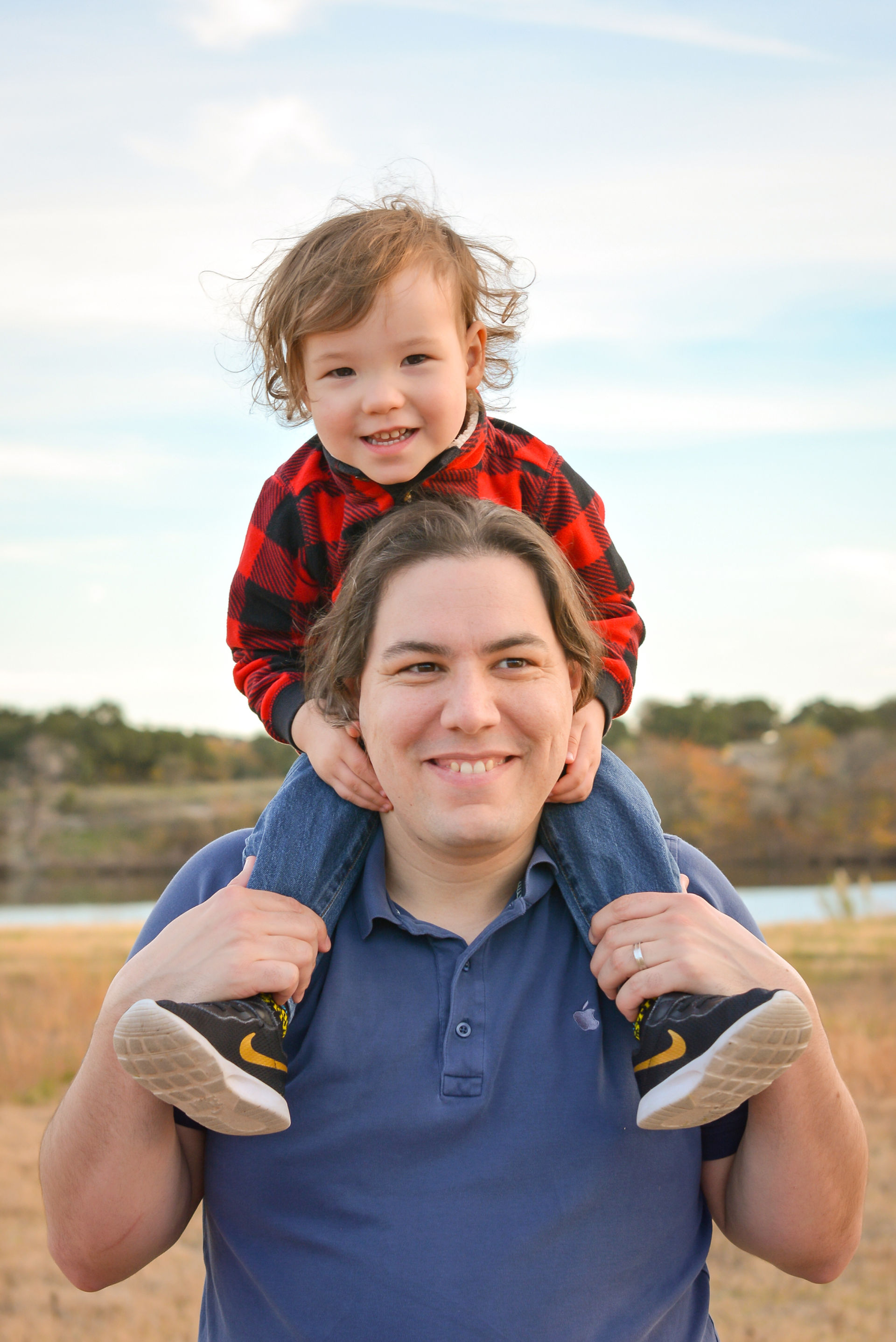 A dad holds his son on his shoulders during a mini session in Cedar Park.