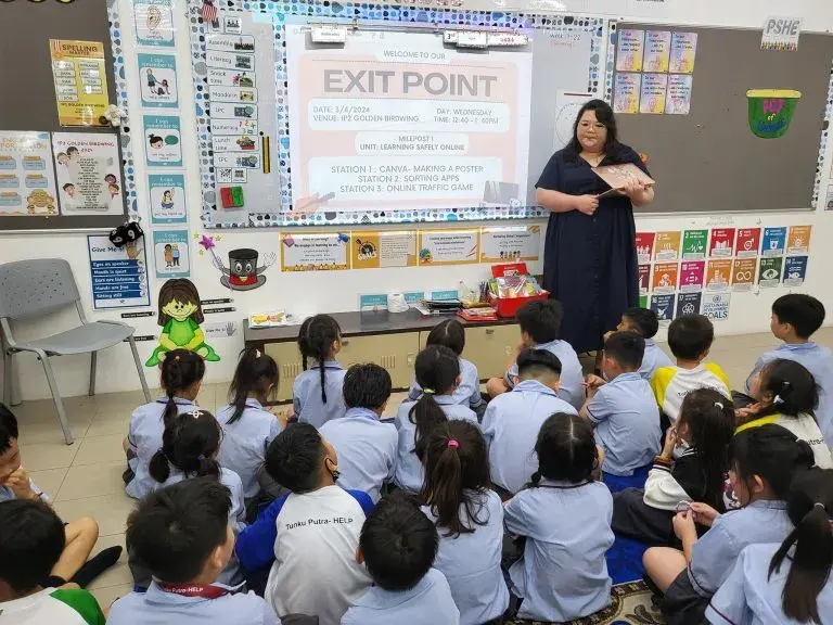 Teachers leading an engaging briefing for Milepost 1 students at the IPC unit Exit Point – ‘Learning Safely Online,’ preparing them for interactive activities on digital responsibility.