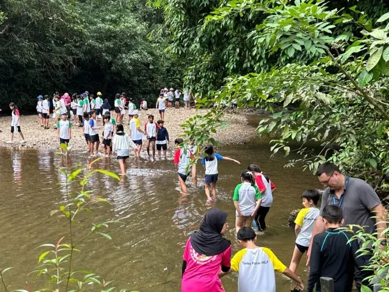 Milepost Three students explored the Jangoi River Lodge in Padawan to set the scene for the Entry Point into their next unit of learning: Go With the Flow!