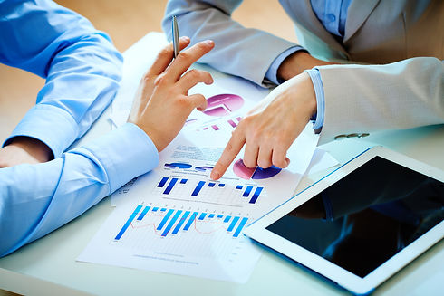 businessman-pointing-bar-graph-teamwork.jpg