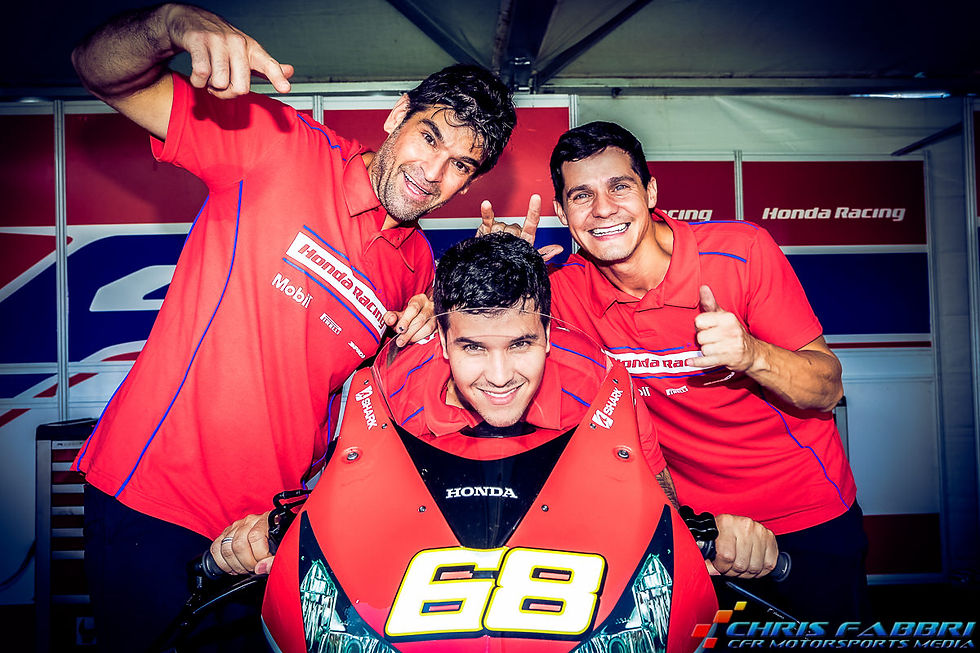 Diego (ao centro) com seus amigos e colegas de equipe, pilotos Cachorrão (esq) e Maico Teixeira (dir)