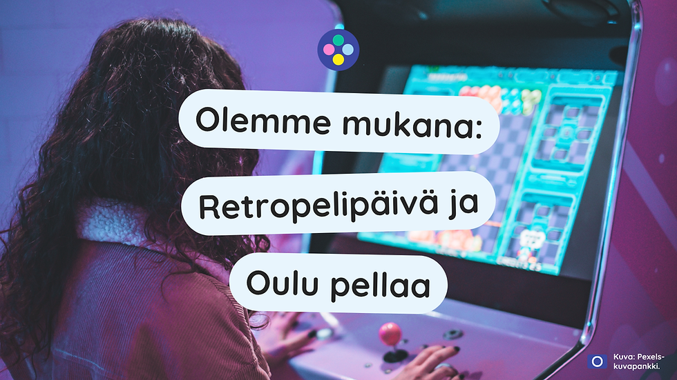 Kiharahiuksinen nainen pelaa arcade-pelikaapilla.