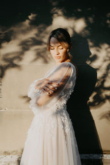 Brautporträt im warmen Sonnenlicht – modernes, stilvolles Hochzeitsfoto mit natürlichen Schatten.
