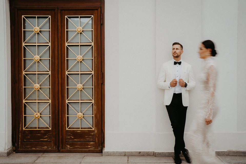 Detailaufnahme einer verzierten Holztüre mit goldenen geometrischen Elementen.