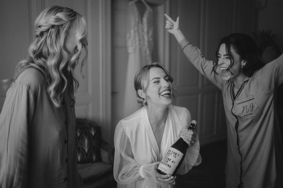 Brautjungfern lachen und sprechen entspannt miteinander – natürliche, freundschaftliche Stimmung vor der Trauung.