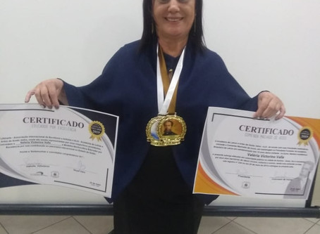 A professora Valéria V. Valle recebe Comenda Machado de Assis e o Prêmio Educador por Excelência