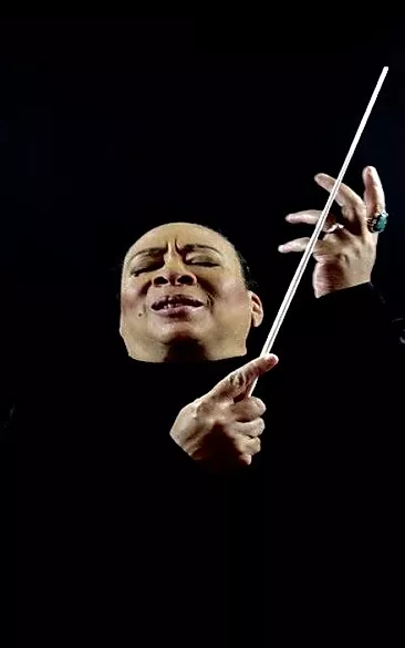 Nina Kennedy conducting
