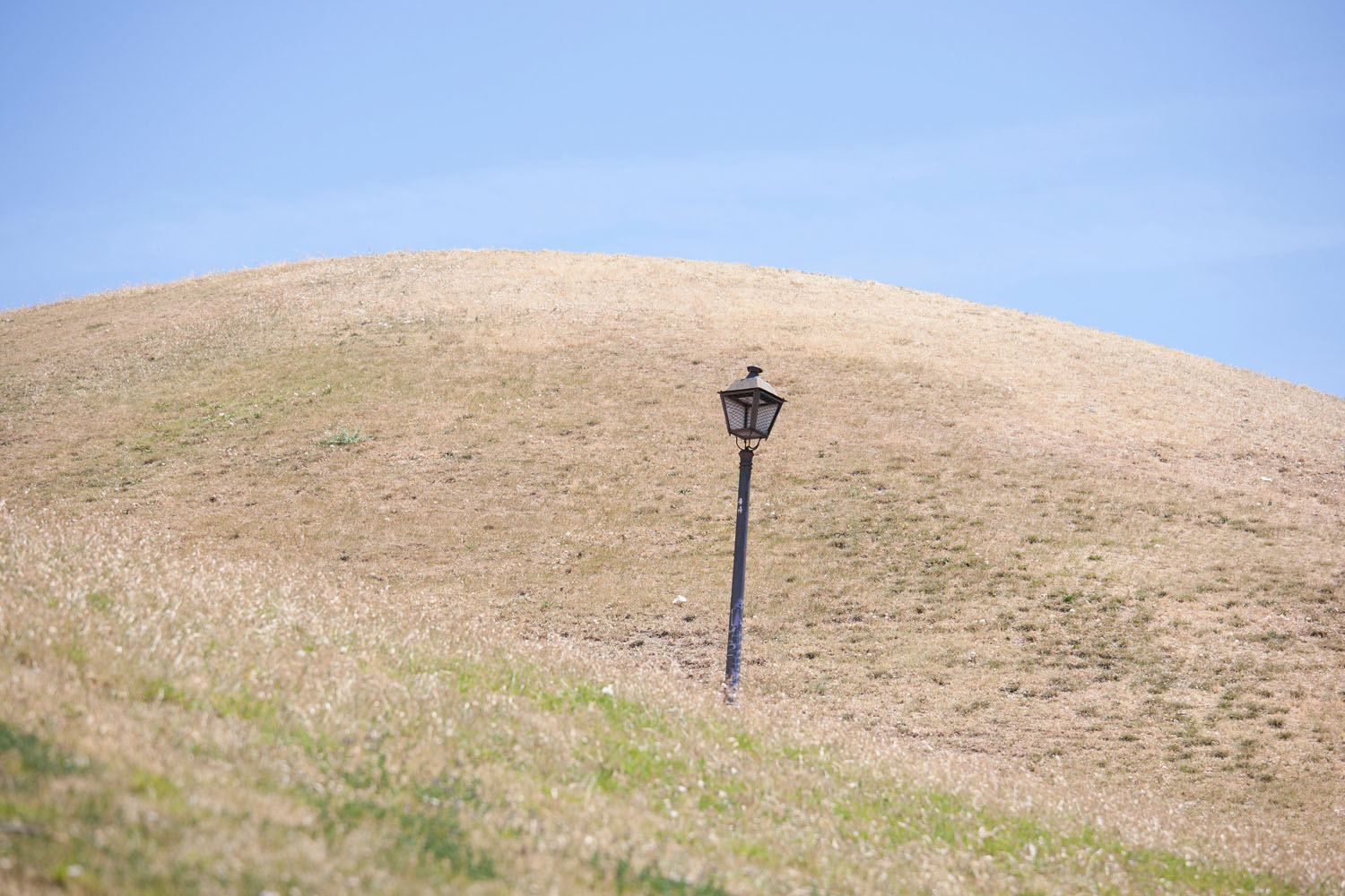Desde un acercamiento naturalista en un entorno urbano, narro un viaje por el lugar donde vivo, la ciudad. Inspirándome en los documentales de naturaleza y utilizando las mismas herramientas que se emplean para retratar ecosistemas remotos y salvajes, documento la cotidianidad de un lugar cercano y doméstico. 

​

Mediante secuencias fotográficas que acercan el paisaje al retrato y viceversa, las imágenes del proyecto describen un mundo y sus habitantes. Un lugar donde lo natural es el rugir incesante del tráfico, que igual que el soplar del viento, el romper de las olas u otros fenómenos naturales, revela momentos de belleza y tranquilidad. Siguiendo el rastro de "lo natural" en un lugar "artificial", la caza se recrea en la búsqueda de diálogo o enfrentamiento con ese espacio en el que vivimos.